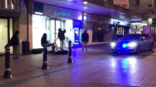 Ακομπανιαμέντο στον μουσικό του δρόμου έκανε το… περιπολικό