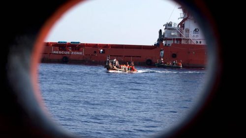 «SOS» από πλοιάριο με 100 μετανάστες ανοιχτά της Λιβύης