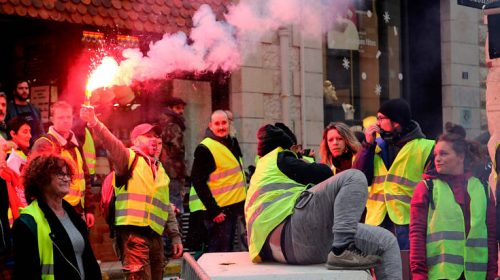 Σκληραίνει τη στάση της κατά των «κίτρινων γιλέκων» η γαλλική κυβέρνηση