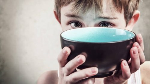 Άφησαν το παιδί τους να πεθάνει από την πείνα για τιμωρία