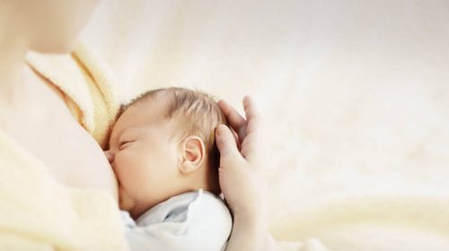 Ο σοκαριστικός λόγος που ένα μωρό κόντεψε να πεθάνει μετά τον θηλασμό