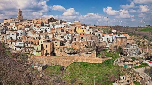 Πώς να μείνεις για τρεις μήνες δωρεάν σε ένα γραφικό χωριό του ιταλικού νότου