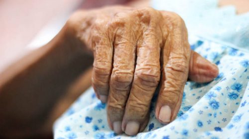 Ηλικιωμένη επιτέθηκε με την τσάντα της σε άνδρα που υποδυόταν Γερμανό στρατιώτη