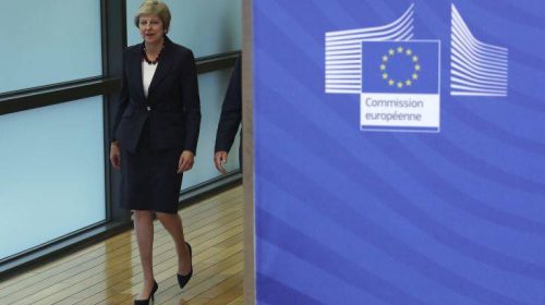 Η Τερέζα Μέι παίζει το χαρτί του Brexit χωρίς συμφωνία