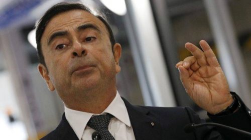 Πρώτη δημόσια εμφάνιση για τον έκπτωτο πρόεδρο της Nissan μετά τη σύλληψή του
