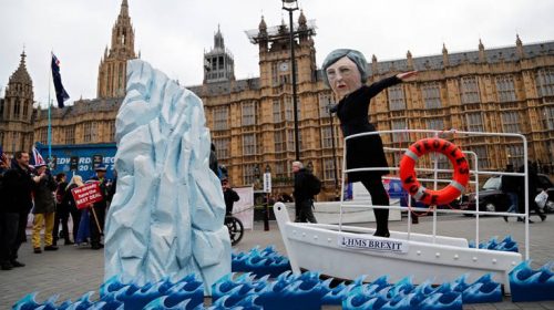 Ο «Τιτανικός» της Μέι και το θολό τοπίο του Brexit μετά την καταψήφιση της συμφωνίας