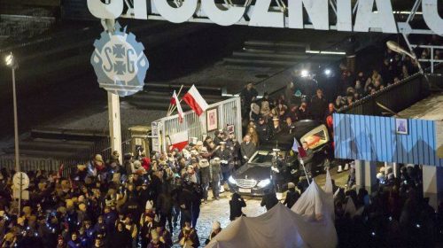 Χιλιάδες άνθρωποι είπαν το τελευταίο «αντίο» στον δολοφονημένο δήμαρχο του Γκντανσκ