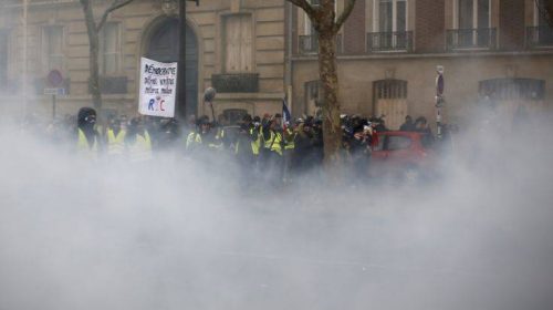 Ξύλο και δακρυγόνα στη διαδήλωση των «κίτρινων γιλέκων» στο Παρίσι