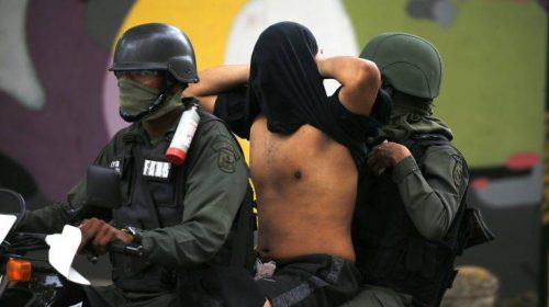 Τουλάχιστον 35 οι νεκροί από τις βίαιες διαδηλώσεις στη Βενεζουέλα