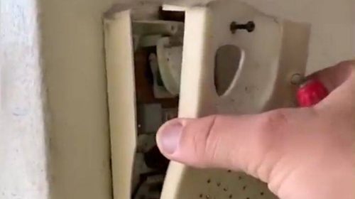 Ήθελε να δει γιατί δεν λειτουργεί το τηλέφωνο και αντίκρισε αυτό