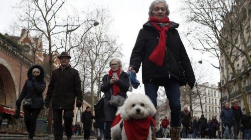 Μετά τα «κίτρινα γιλέκα», τα «κόκκινα φουλάρια» διαδηλώνουν στη Γαλλία