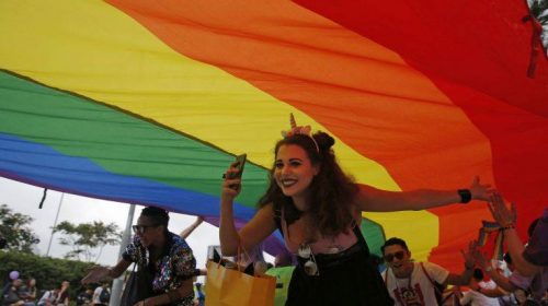 Ποινή φυλάκισης σε παρουσιαστή που πήρε συνέντευξη από ομοφυλόφιλο
