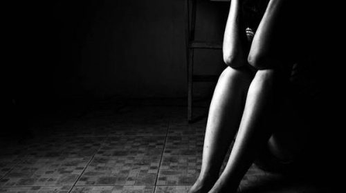 Γονείς άφηναν τον σπιτονοικοκύρη να βιάζει την κόρη τους για να μην πληρώνουν ενοίκιο