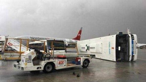 Ανεμοστρόβιλος σήκωσε στον αέρα λεωφορείο στην Αττάλεια