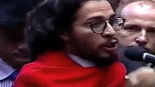 Εγκαταλείπει τη Βραζιλία ο ομοφυλόφιλος βουλευτής που είχε φτύσει τον Μπολσονάρου