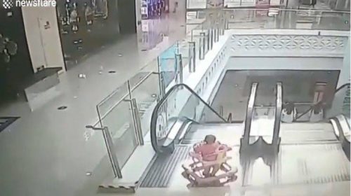 Η σοκαριστική στιγμή που μωρό 9 μηνών πέφτει από κυλιόμενη σκάλα