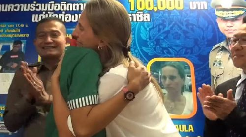 «Ισόβιες φίλες» δηλώνουν πωλήτρια και τουρίστρια μετά το γεγονός που τις ένωσε
