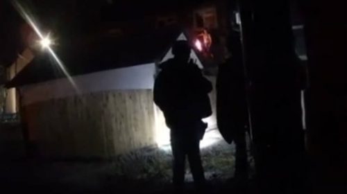 Όταν τον στρίμωξαν οι αστυνομικοί, πετούσε πέτρες και έβαλε φωτιά στο… παντελόνι του