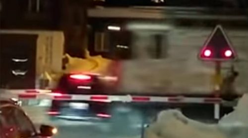 Η σοκαριστική στιγμή που τρένο πέφτει πάνω σε αυτοκίνητο και το παρασύρει