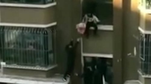 Άνδρας πιάνει στον αέρα βρέφος που πέφτει από τον 3ο όροφο διαμερίσματος