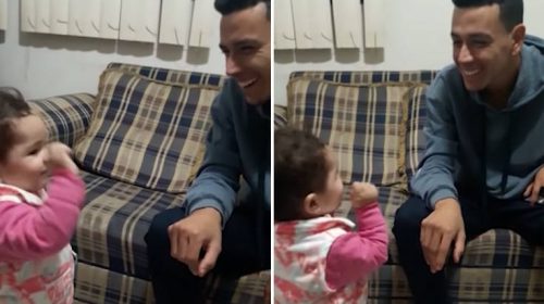 Η συγκινητική στιγμή που μικρή προσπαθεί να επικοινωνήσει με τον κουφό μπαμπά της στη νοηματική