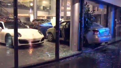 Τον παράτησε η φίλη του και ξέσπασε σε αντιπροσωπεία της Porsche