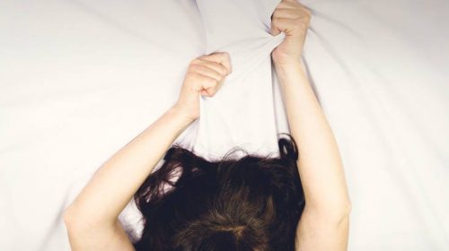 «Γιατί απάτησα τον σύζυγό μου με τον ισχυρογνώμων και σεξιστικό τύπο από το μπαρ»