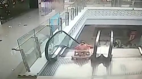 Άντρας σώζει μικρή σε περπατούρα από κυλιόμενες σκάλες