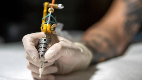 Ο tattoo artist που «χάρισε» σε έναν άνδρα τα ακροδάχτυλά του