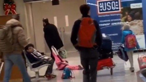 Έσερνε το παιδί από την κουκούλα και κανείς δεν έδινε σημασία