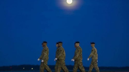 Εφαρμόσιμη η πολιτική Τραμπ που αποκλείει τους διεμφυλικούς από το στράτευμα