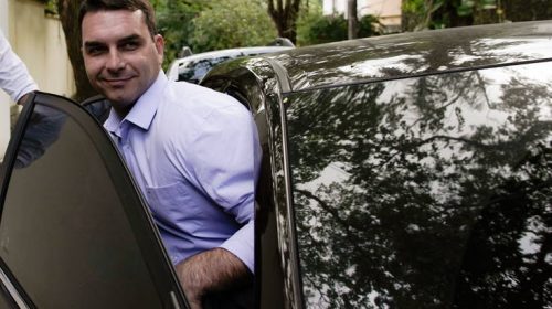 Σε μπελάδες ο γιος του Μπολσονάρου λόγω ύποπτων συναλλαγών του σοφέρ του