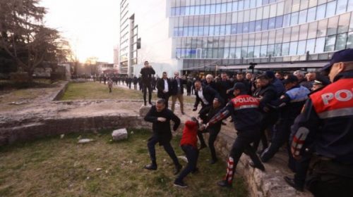 Κλίμα εμφυλίου στην Αλβανία – Ανελέητο ξύλο σε υπουργούς του Ράμα