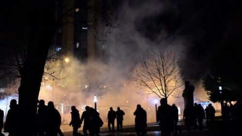 ΧΑΟΣ ΣΤΗΝ ΑΛΒΑΝΙΑ – Καταδρομική έφοδος πολιτών στη Βουλή