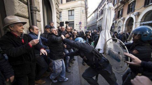 Πετροπόλεμος και φωτιές στο Τορίνο