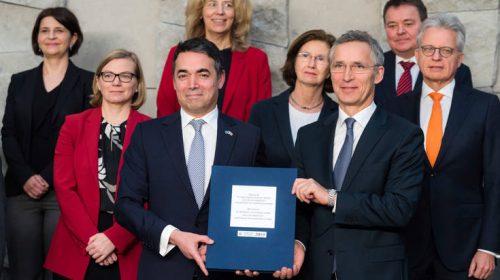 «Ιστορική μέρα» για την ΠΓΔΜ, υπεγράφη το πρωτόκολλο ένταξης στο ΝΑΤΟ