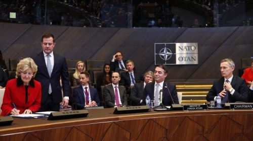 «Σήμερα, η μεγαλύτερη στρατιωτική συμμαχία στον κόσμο, το ΝΑΤΟ, μας καλωσόρισε»