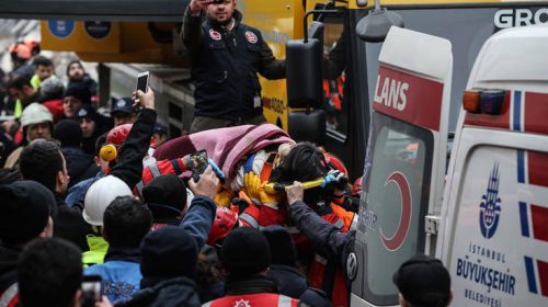 Έβγαλαν ζωντανό 16χρονο από τα ερείπια της πολυκατοικίας στην Κωνσταντινούπολη