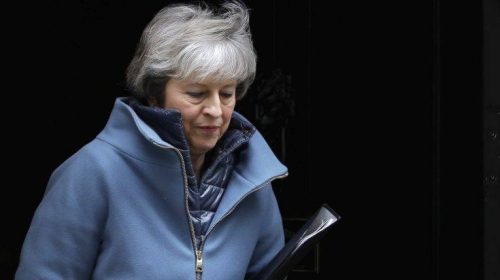 Μέι: Μια παράταση του Brexit δεν αίρει την πιθανότητα εξόδου χωρίς συμφωνία