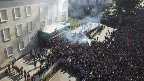 Δακρυγόνα, αντλίες νερού και τραυματίες έξω από το κτίριο της αλβανικής κυβέρνησης