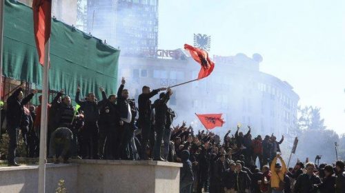 Μυρίζει «μπαρούτι» στην Αλβανία μετά τις διαδηλώσεις κατά του Ράμα
