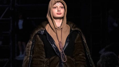 Η απολογία του οίκου Burberry για το φούτερ με τη θηλιά