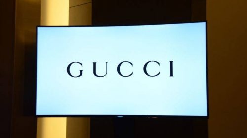 Η Gucci αποσύρει το μαύρο πουλόβερ με τα κόκκινα χείλη μετά τις κατηγορίες για ρατσισμό