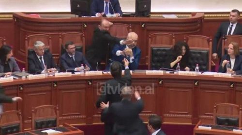 Επίθεση με μελάνι στον Έντι Ράμα μέσα στο αλβανικό κοινοβούλιο