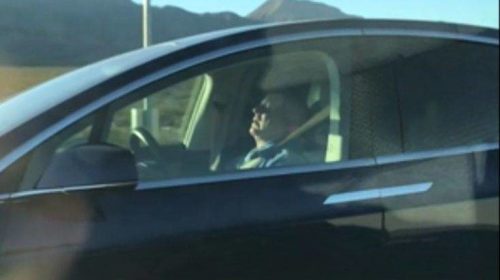 Ο οδηγός έχει κλείσει τα μάτια του και το Tesla πηγαίνει στον αυτόματο πιλότο