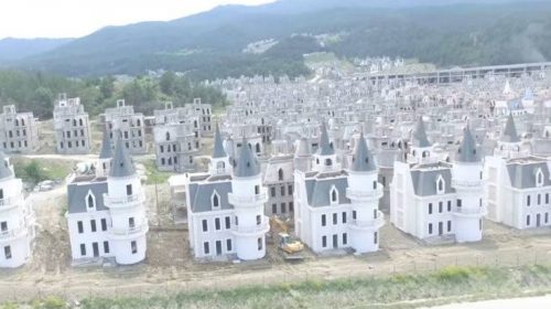 Μισοχτισμένος οικισμός από εκατοντάδες μίνι κάστρα στην Τουρκία σώθηκε στο παρά 5