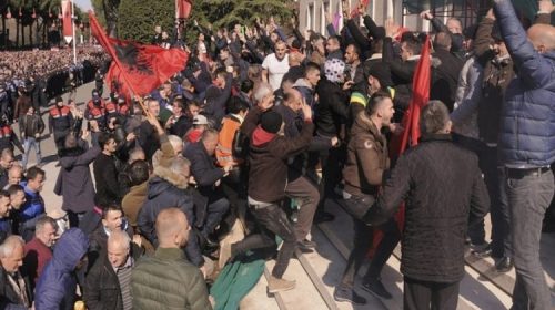 Αγανακτισμένοι οι Αλβανοί: «Ράμα φύγε, Ράμα ψόφα» – Αιματοχυσία φοβάται η Ε.Ε.