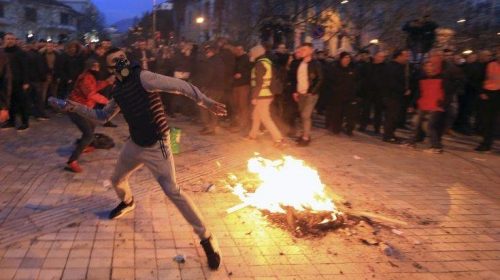 Ένταση και δακρυγόνα ξανά έξω από το κοινοβούλιο της Αλβανίας