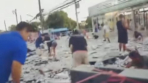 Φορτηγό μπίρας αναποδογύρισε, έκαναν πάρτι… πλιάτσικου οι περαστικοί