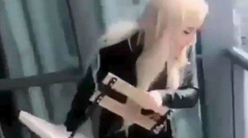 Πέταξε καρέκλα από το μπαλκόνι, έβγαλε βίντεο και τώρα την ψάχνει η αστυνομία
